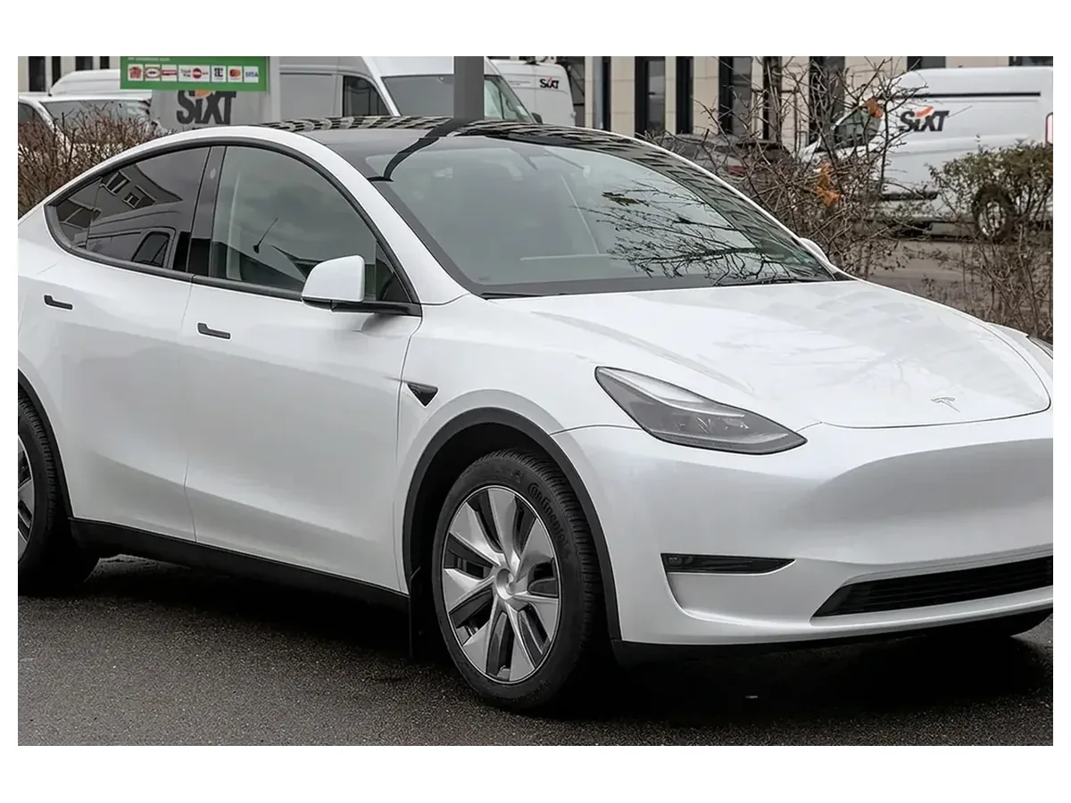 Tesla Model Y Long Range AWD available for UK car leasing